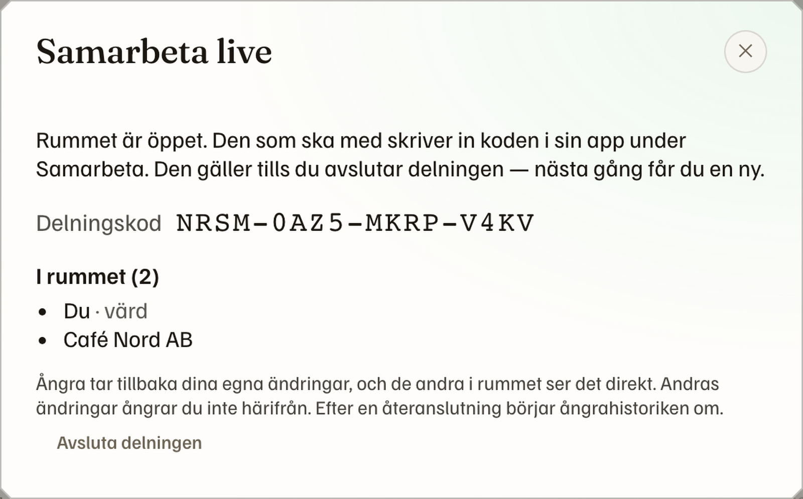 Panelen Samarbeta live med en delningskod och två personer i rummet